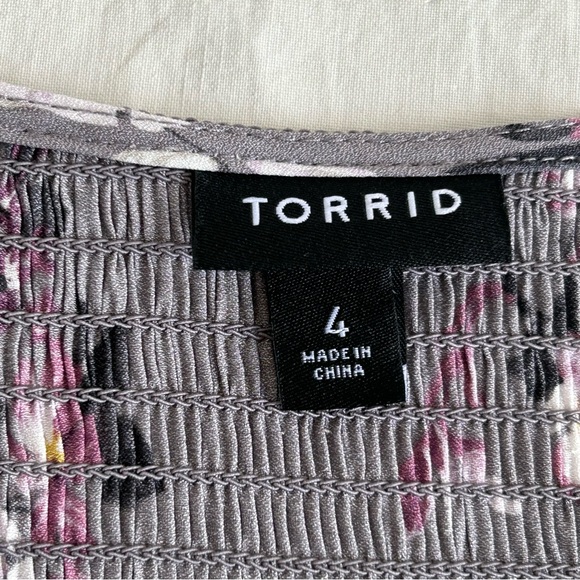 Torrid Grey Floral Crepe V-Neck Smocked Blouse Top Size 4 - Picture 10 of 16